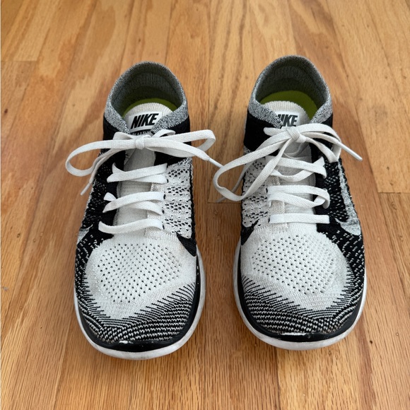 Nike Free 4.0 running shoes in Black and White - Picture 2 of 7